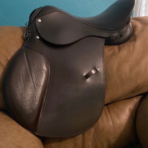 All purpose lesson or show saddle . Great condition used 4 times. - Picture 6 of 10